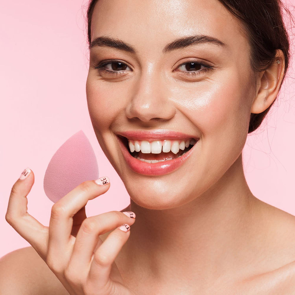 AOA Studio eponge-mochi-poudre : absorption contrôlée pour couvrance légère.