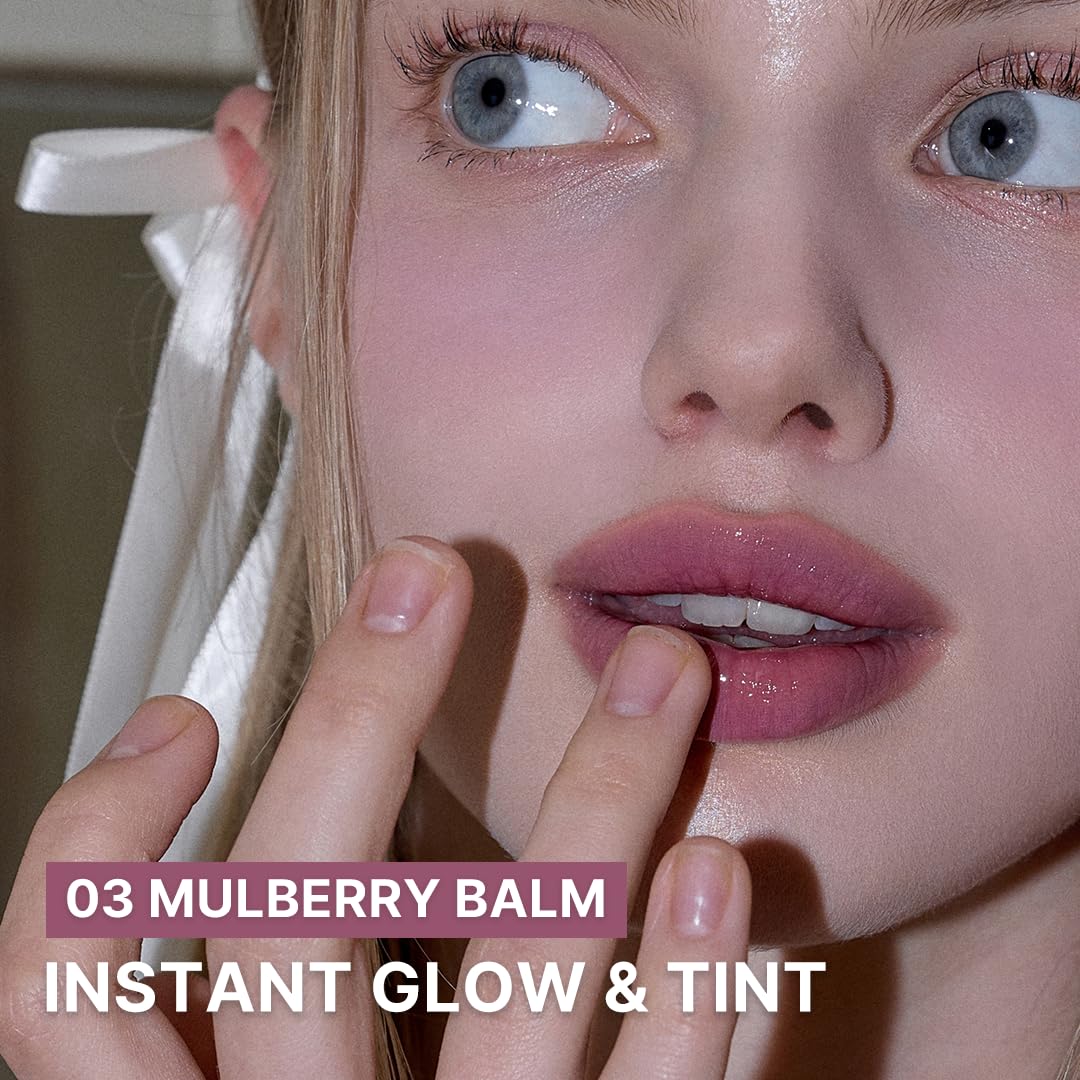 AOU Glowy Tint Balm glossy finish on lips creates a fuller look