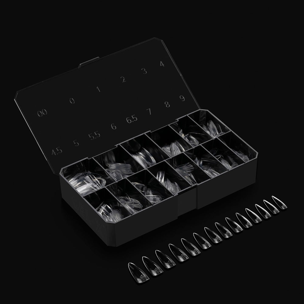 APRÉS Gel-X Amande: ligne naturelle pour une surface plus plate.