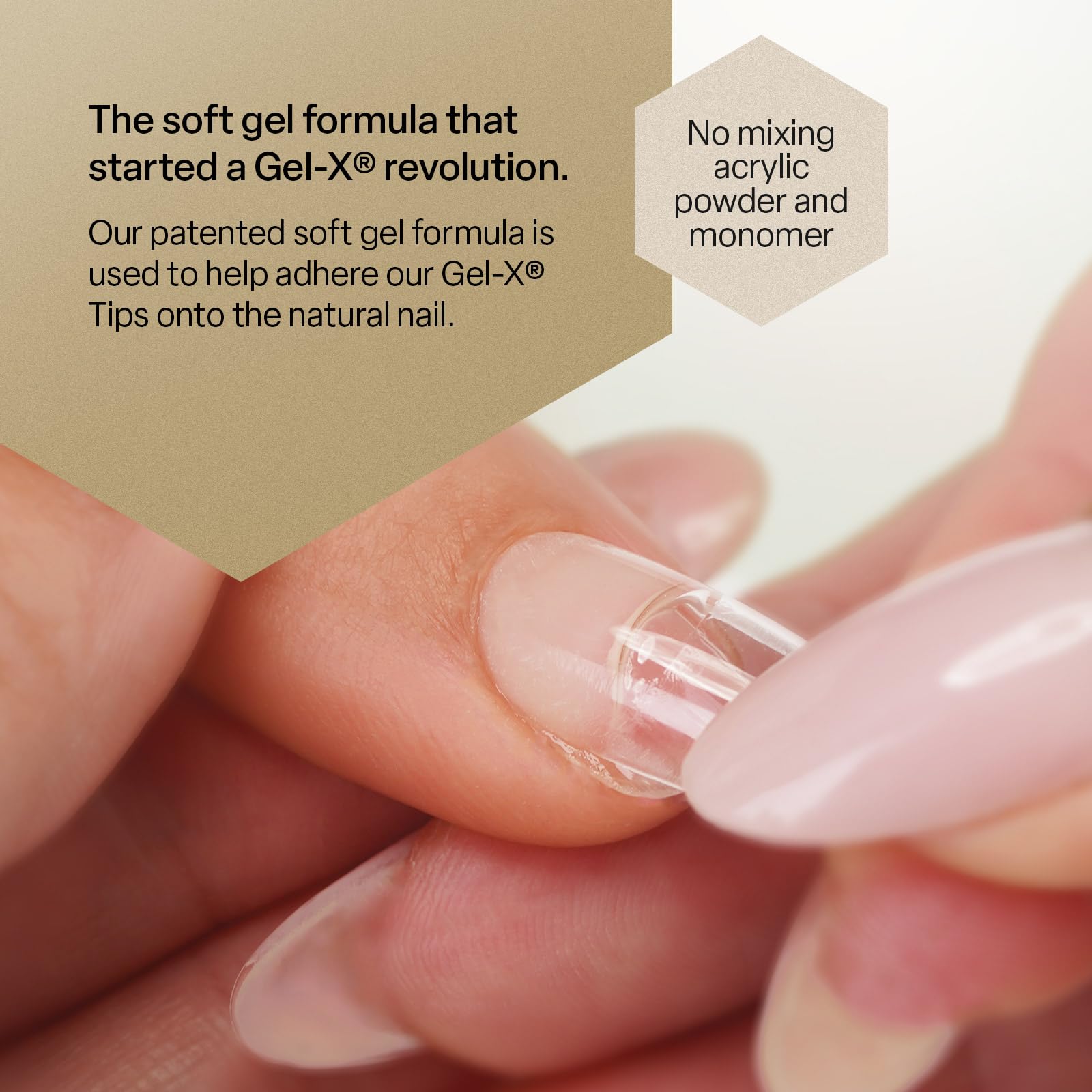 Texture gel doux facilitant l’adhérence sur l’ongle.