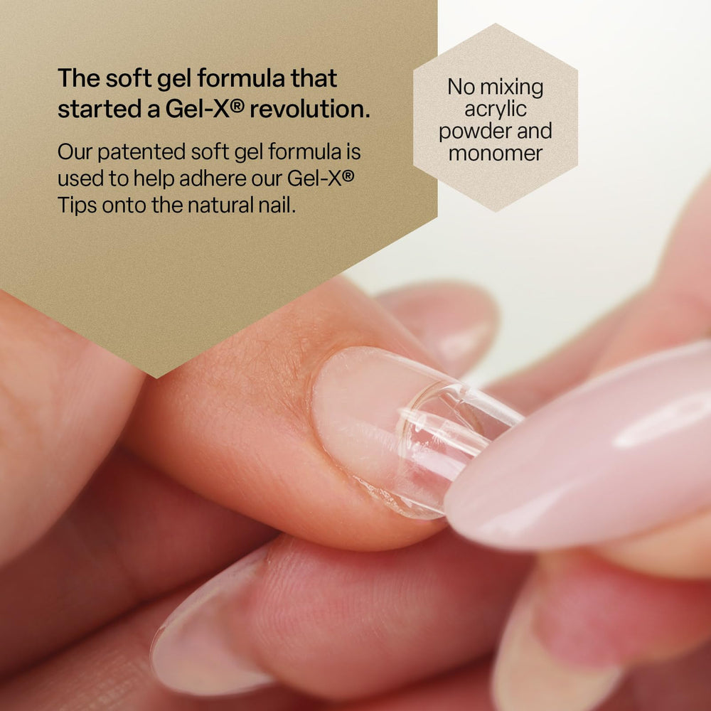 Texture gel doux facilitant l’adhérence sur l’ongle.