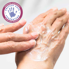 AproDerm Crème Avoine Colloïdal — texture onctueuse qui nourrit la peau.