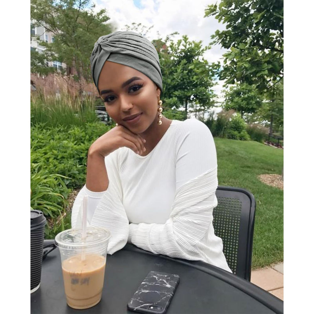 AQOKKA turban utilisé comme coiffure quotidienne ou accessoire.