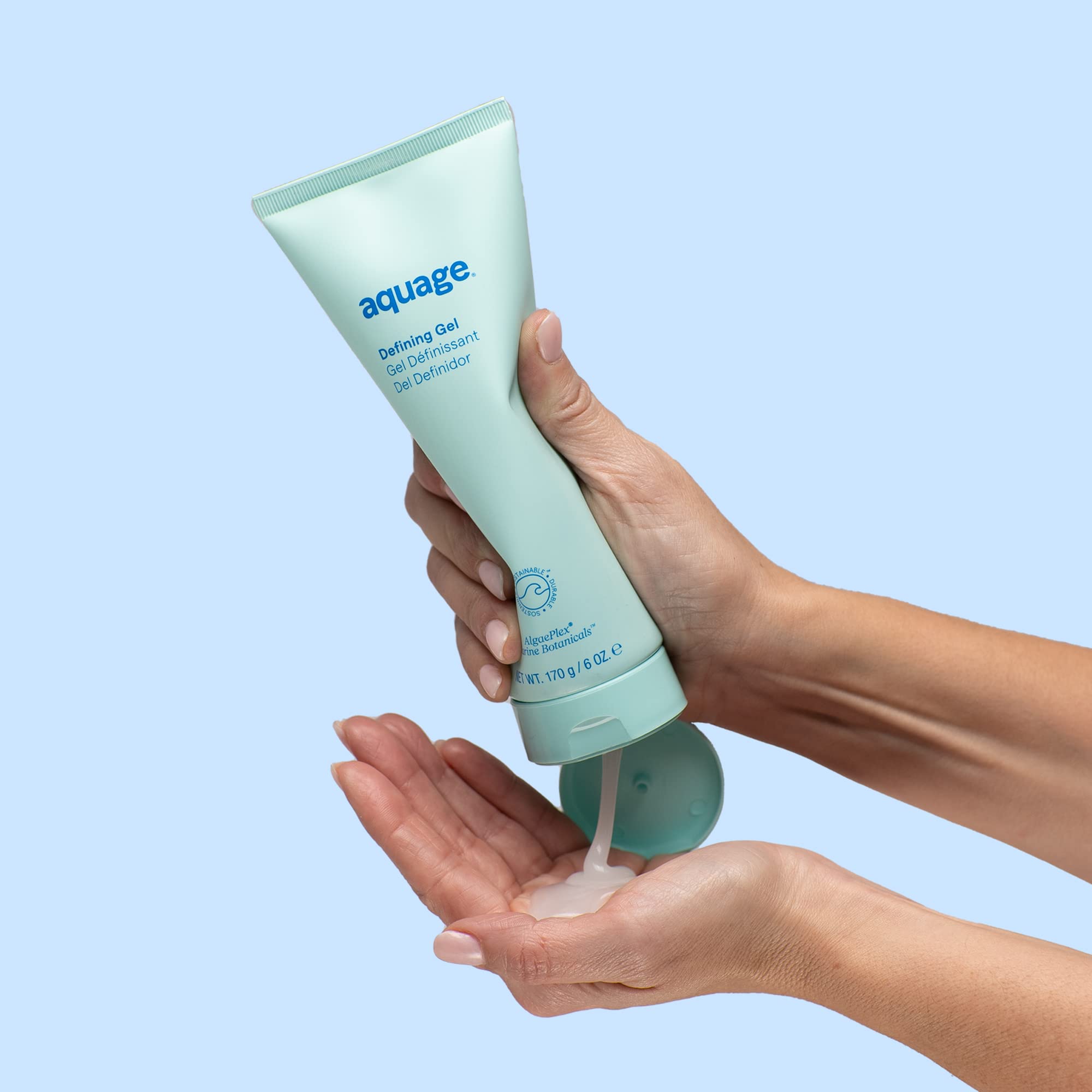 AQUAGE Gel Définissant apporte énergie et brillance légère aux boucles.