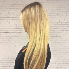 Dispersion de la mousse Aquage dans la main pour une mise en forme rapide et légère.