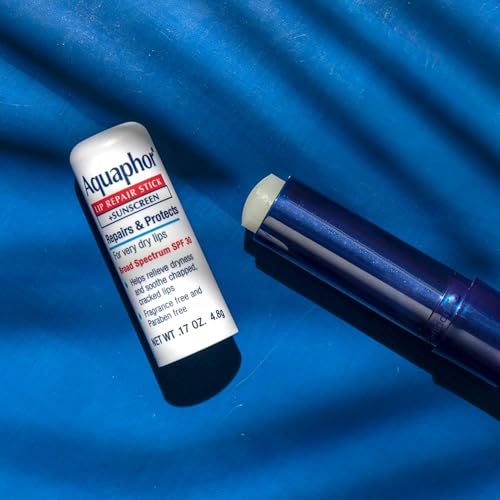 Usage quotidien en extérieur avec Aquaphor Lip Repair Stick.