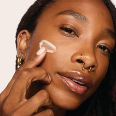 Massage quotidien avec Aramore NAD+, peau tonifiée et réconfortée