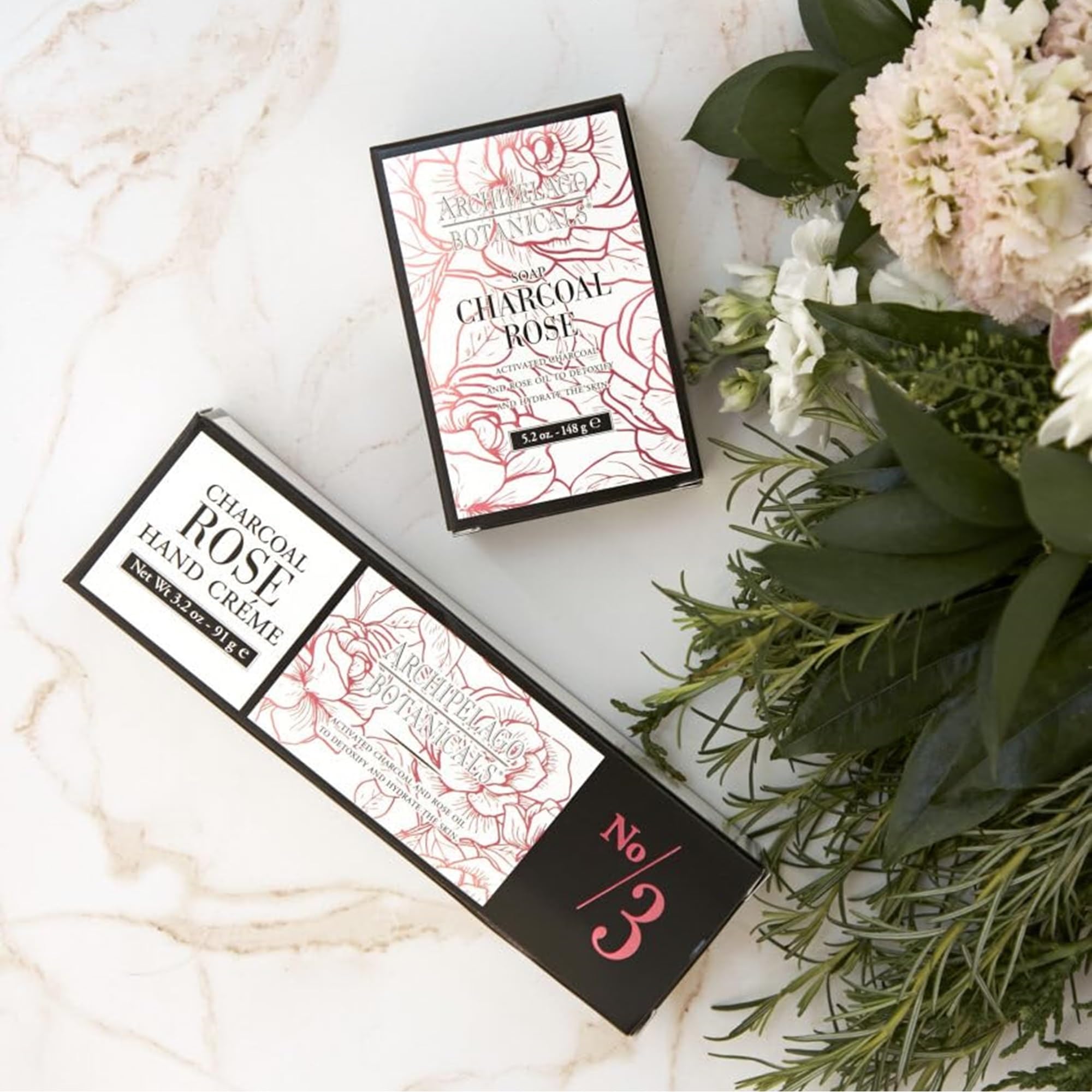 Ingrédients premium Archipelago Botanicals Charbon Rose – huile de jojoba nourrissante.
