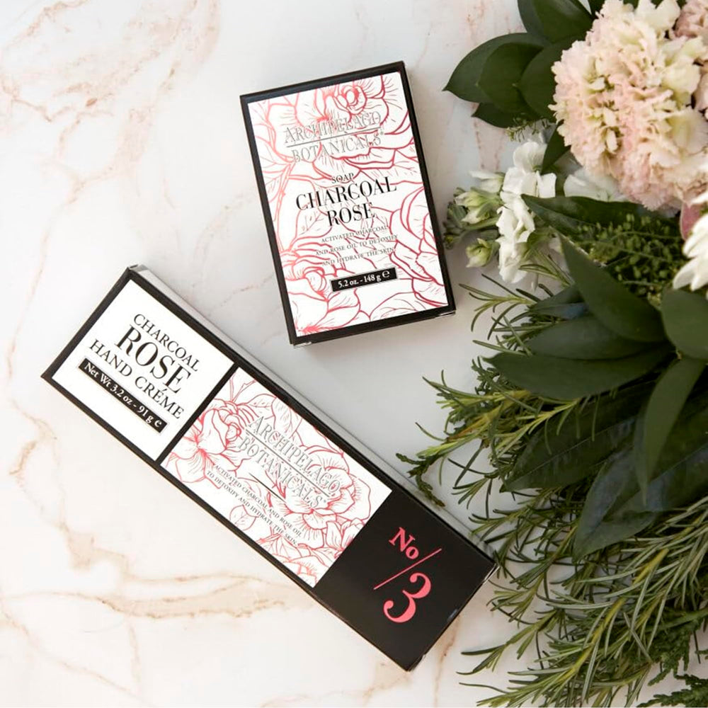 Ingrédients premium Archipelago Botanicals Charbon Rose – huile de jojoba nourrissante.