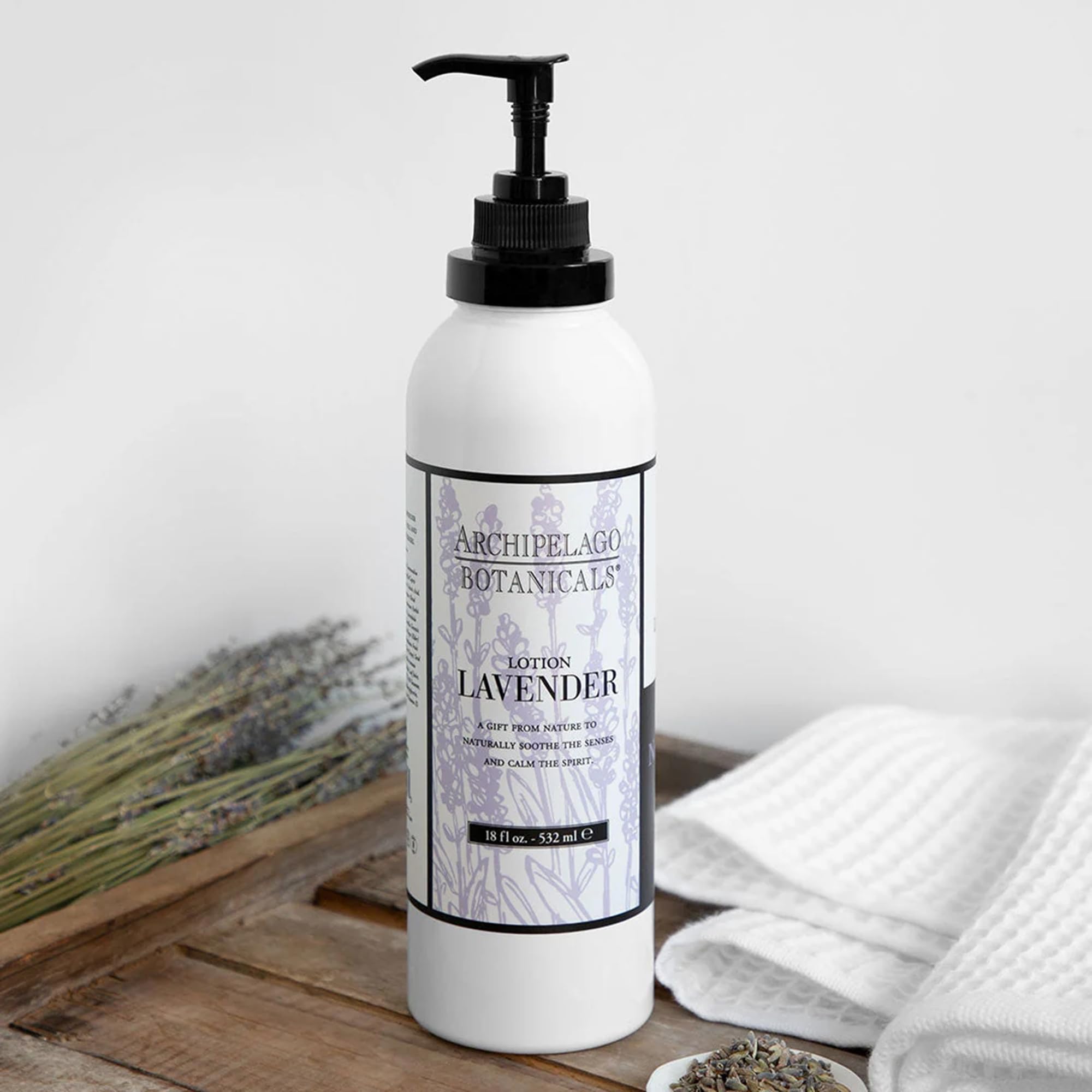 Application mains, Archipelago Botanicals Lavande Lotion laisse la peau douce.