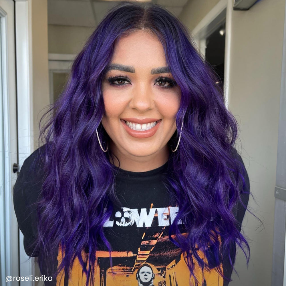 ARCTIC FOX Purple AF: cheveux clairs recevant une couleur durable et nourrissante.