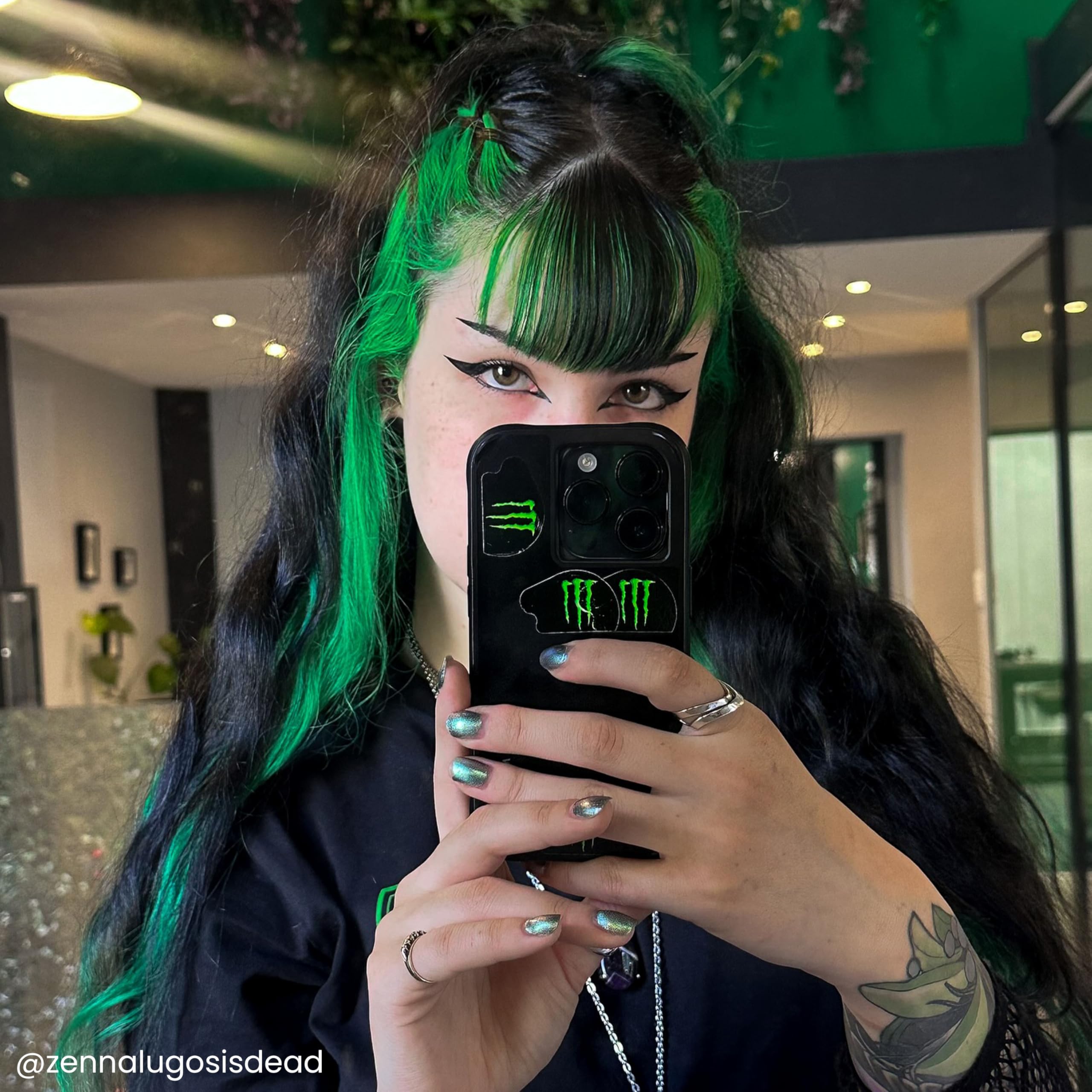 ARCTIC FOX Phantom Green offre un soin conditionnant qui nourrit les cheveux.