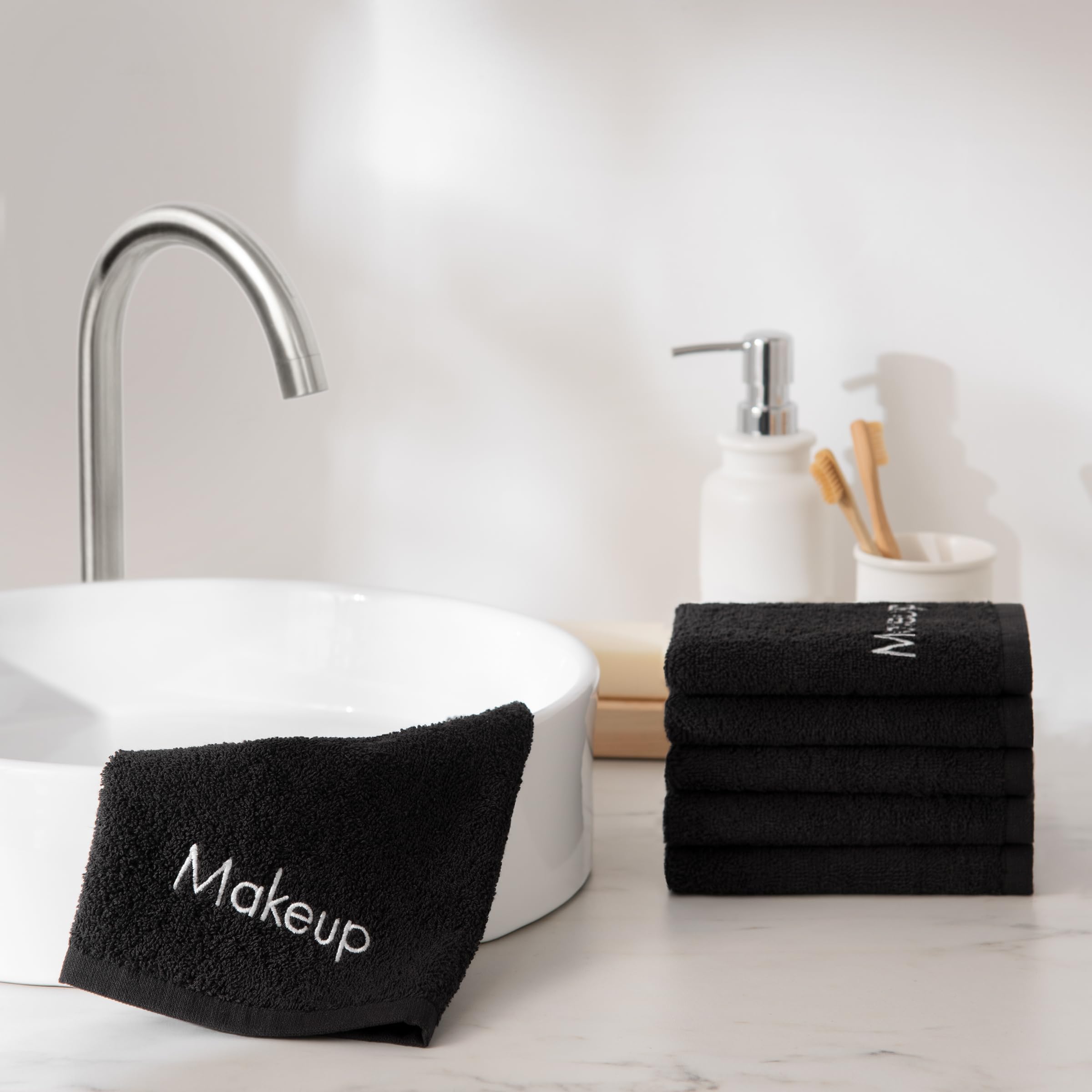 Arkwright serviettes salle de bain décoratives noir, touche moderne.