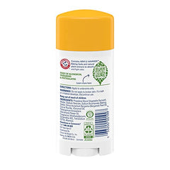 Application douce du déodorant Coco Geranium ARM & HAMMER Essentiels.