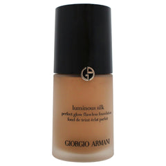 Texture soyeuse du fond de teint Armani, application fluide