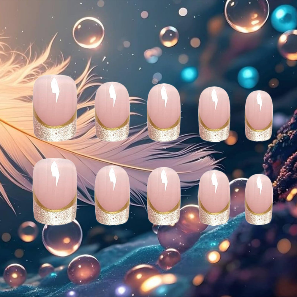 AROVFAM Ongles courts carrés dorés, allure tendance quotidienne.