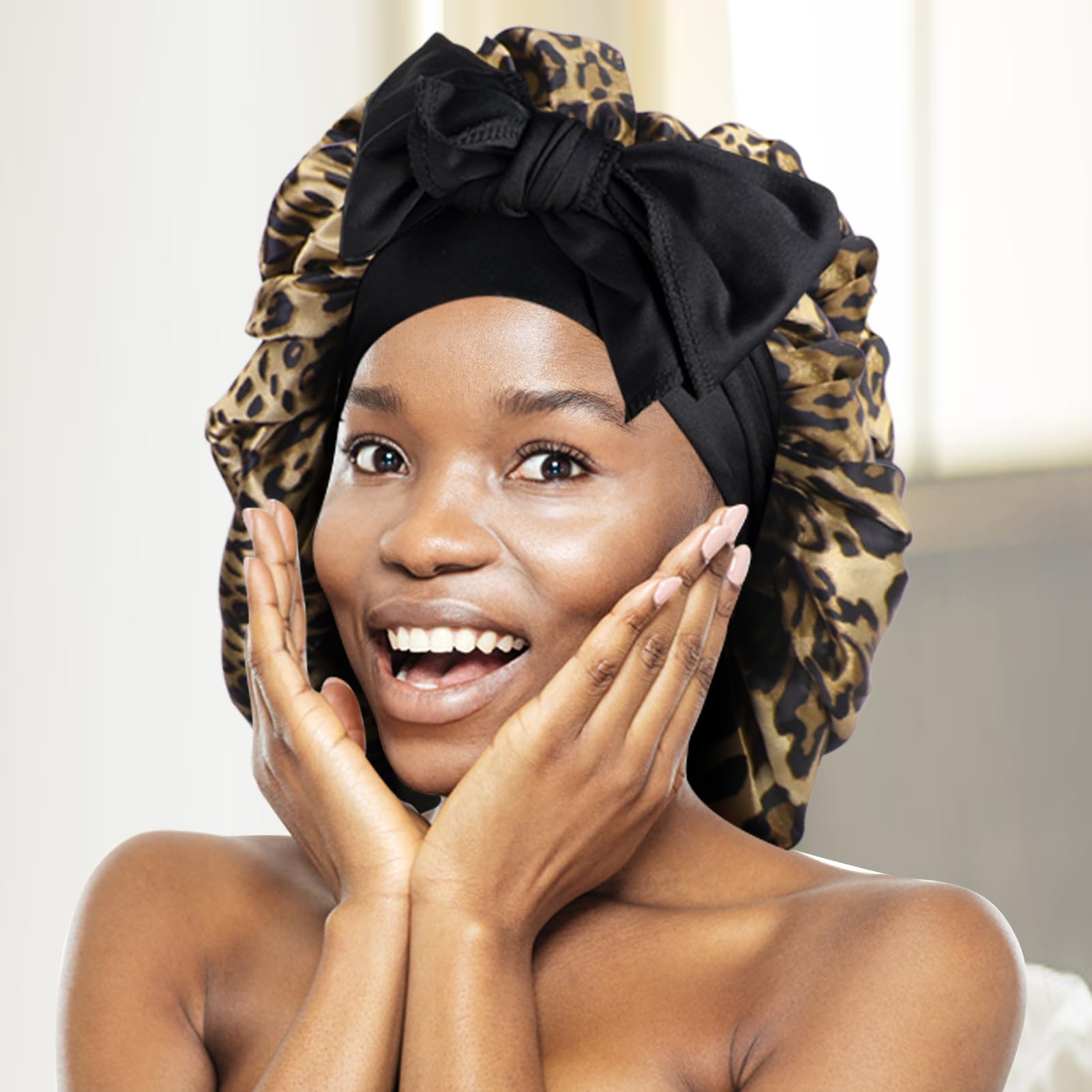 Bonnet Arqumi noir avec imprimé léopard, style discret et confort.