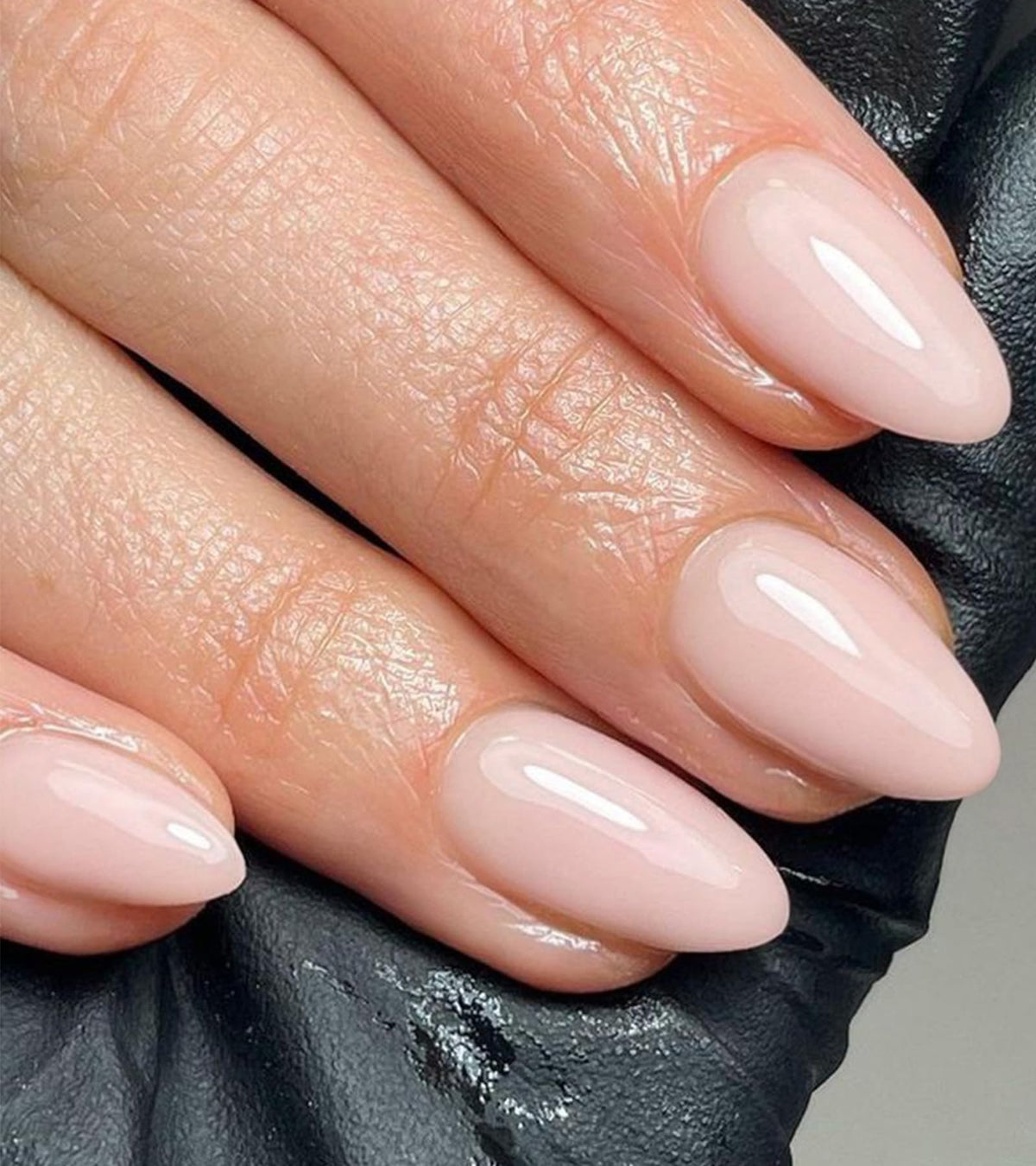 Ongles Artquee courts rose pâle brillants pour une manucure rapide et chic.