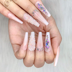 Détails diamant cristal sur ongles Artquee pour un effet chic et lumineux