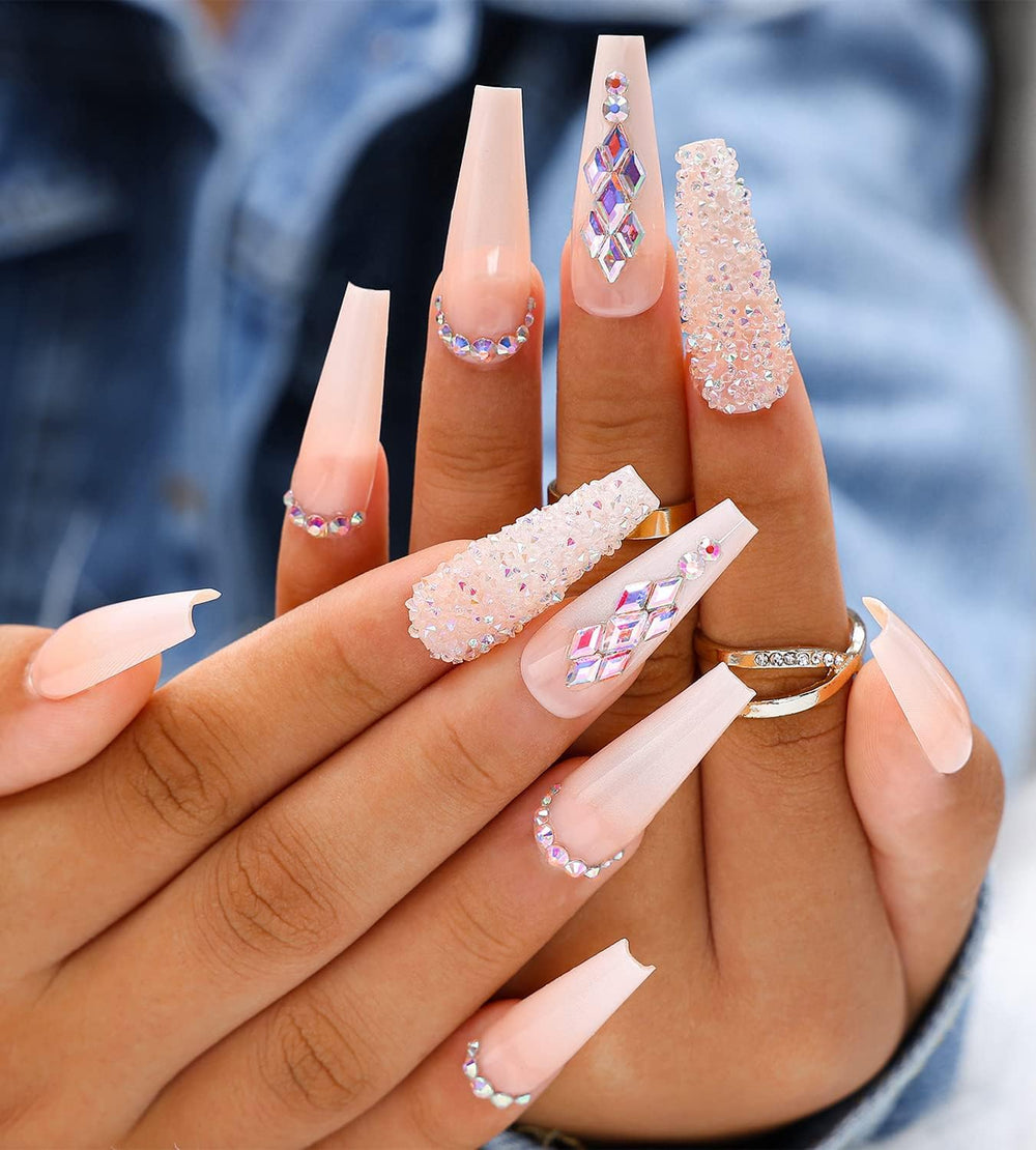 Artquee ongles flash nude blanc ballerine avec diamant pour un look élégant
