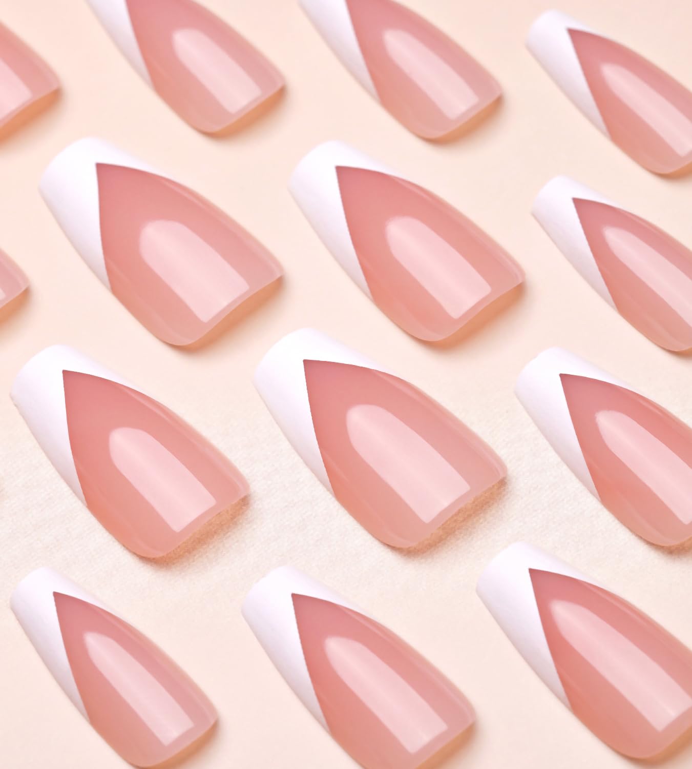 Tutoriel Artquee guidant la pose des ongles autocollants.