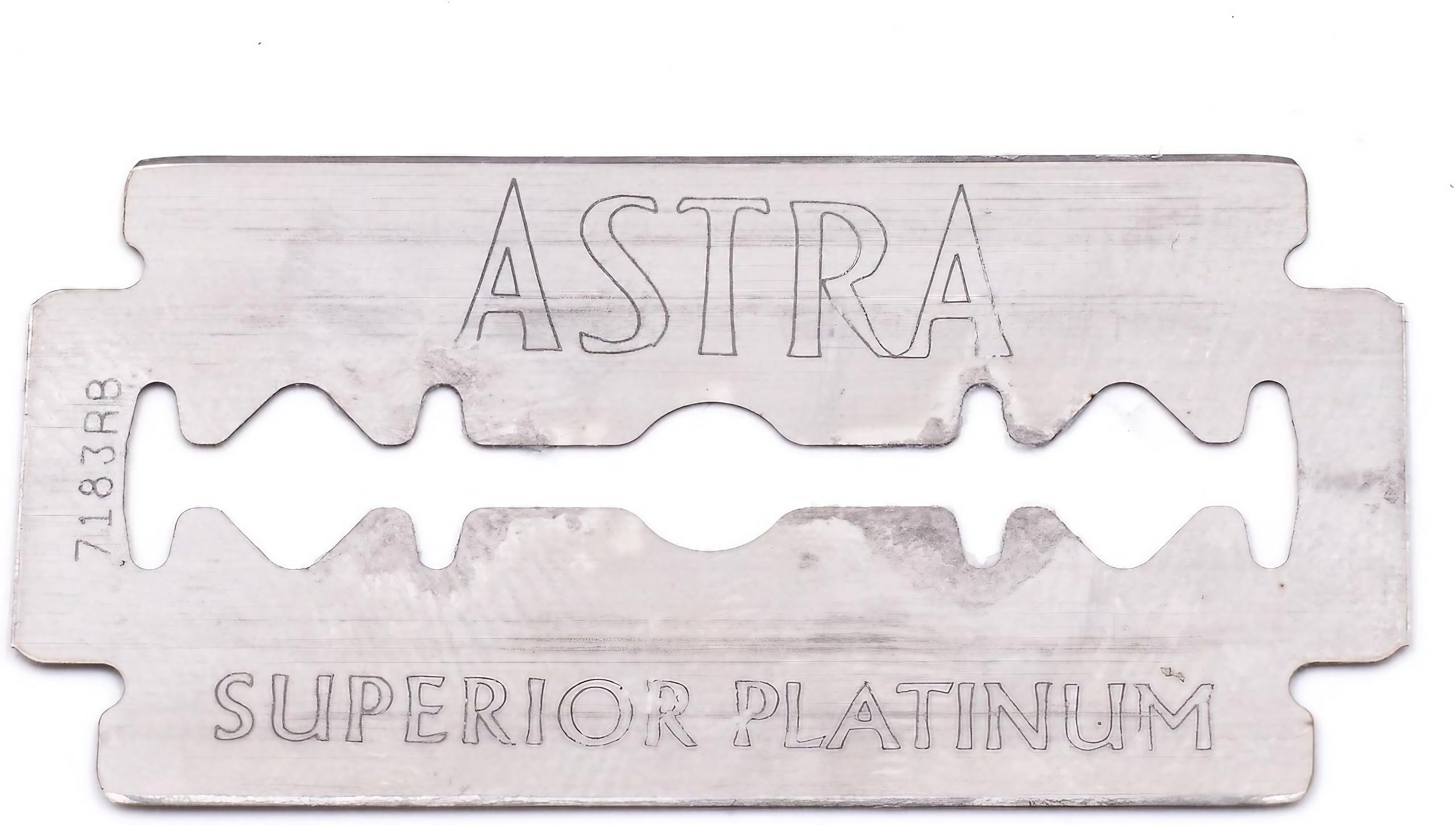 Lames Astra Platinum à double tranchant compatibles avec la plupart des rasoirs.