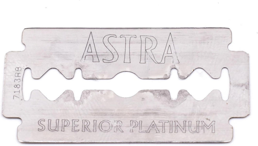 Lames Astra Platinum à double tranchant compatibles avec la plupart des rasoirs.