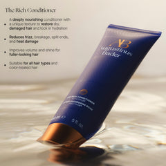 Texture crème riche sur cheveux, The Rich Conditioner offre une douceur soyeuse.