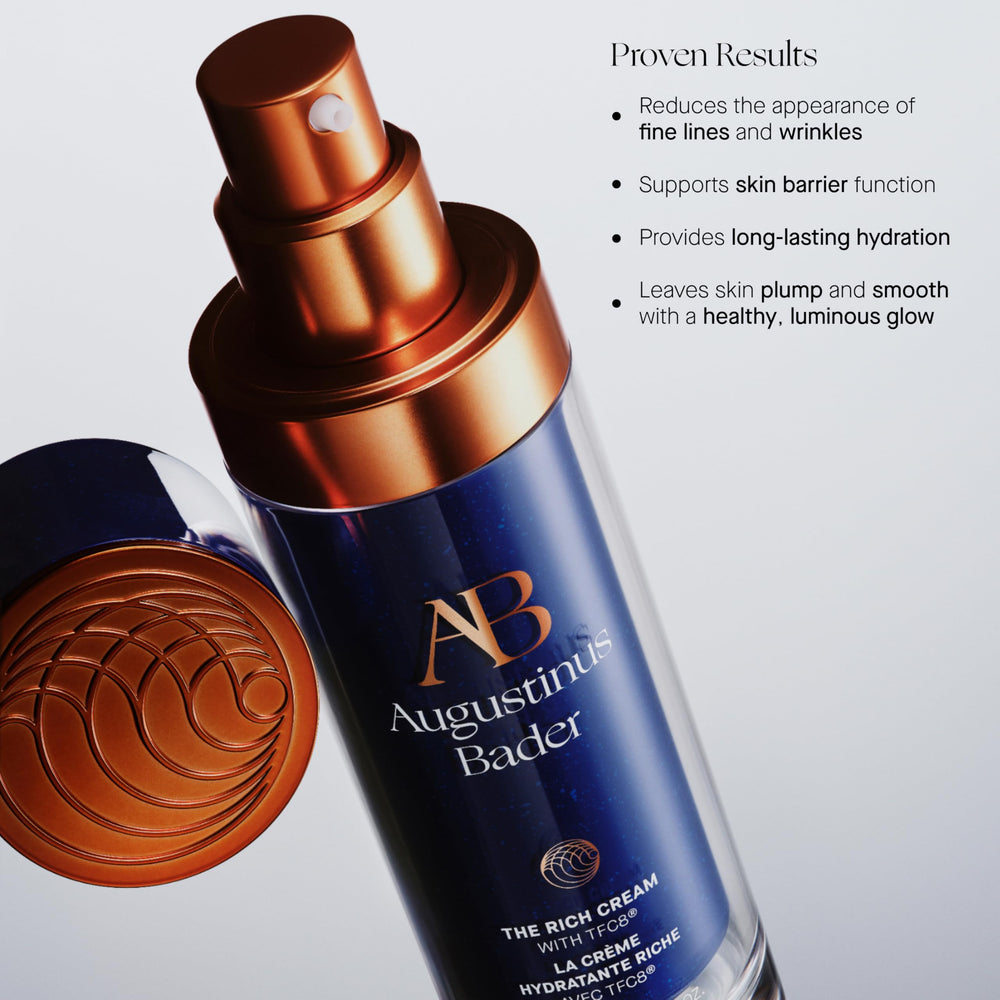 Application matin sur le visage avec Rich Cream pour peau fraîche.