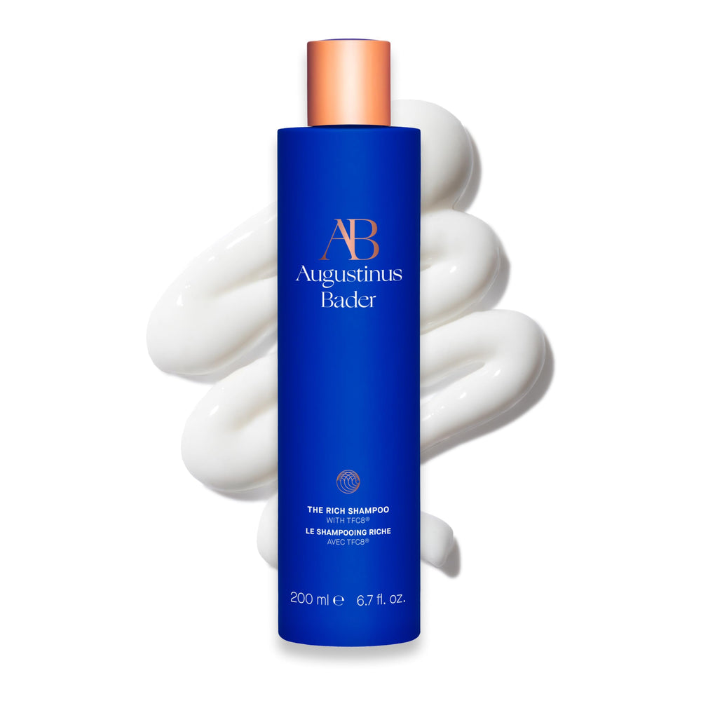 Augustinus Bader The Rich Shampoo dans sa bouteille luxueuse pour une expérience capillaire haut de gamme.