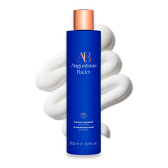 Augustinus Bader The Rich Shampoo dans sa bouteille luxueuse pour une expérience capillaire haut de gamme.