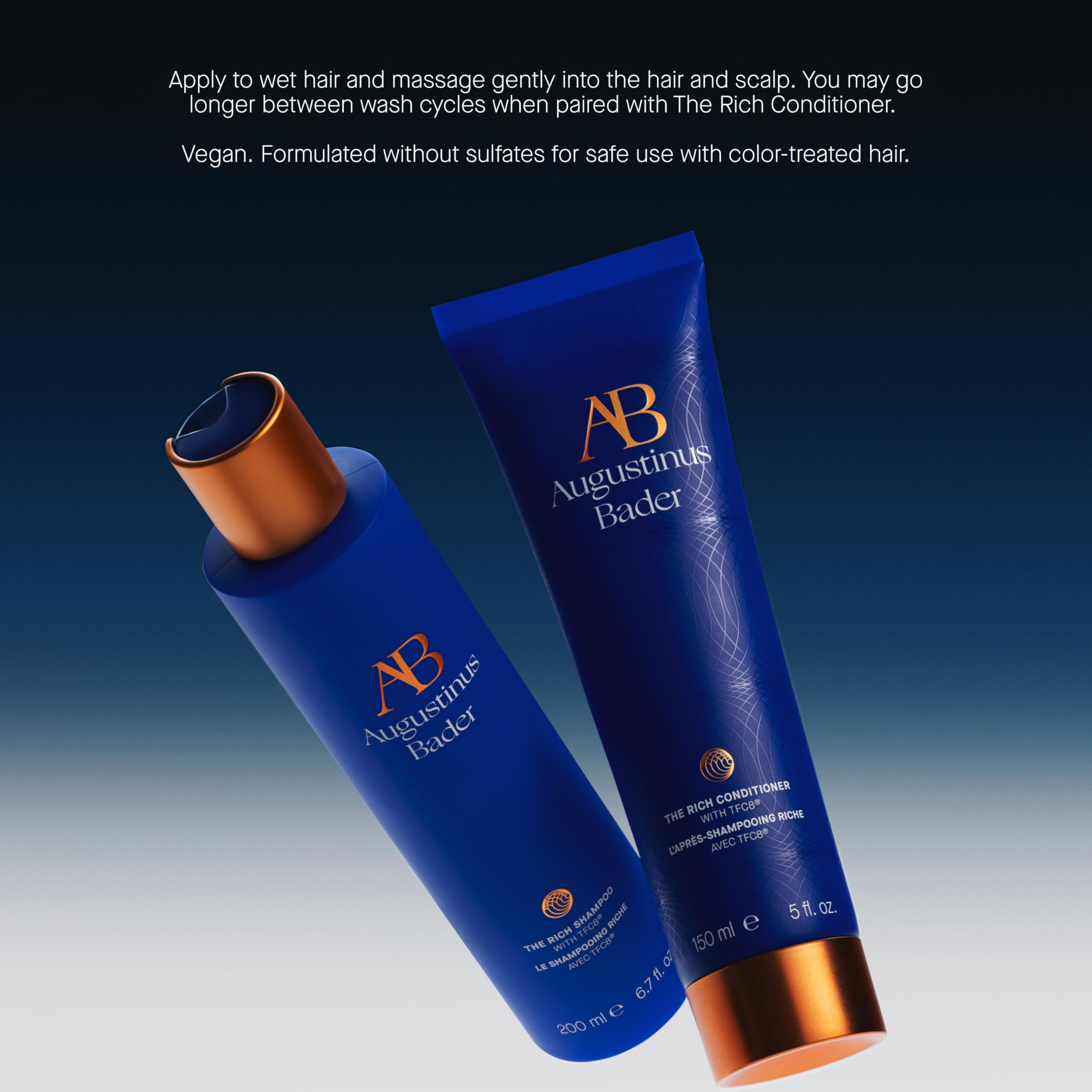 Le packaging élégant du The Rich Shampoo complète la routine beauté.