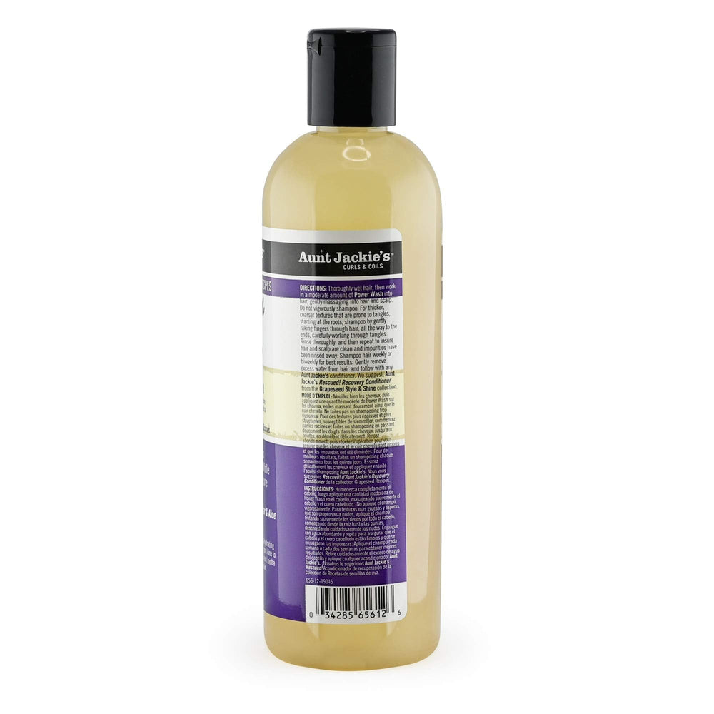 Mousse du shampooing clarifiant sur cheveux après application