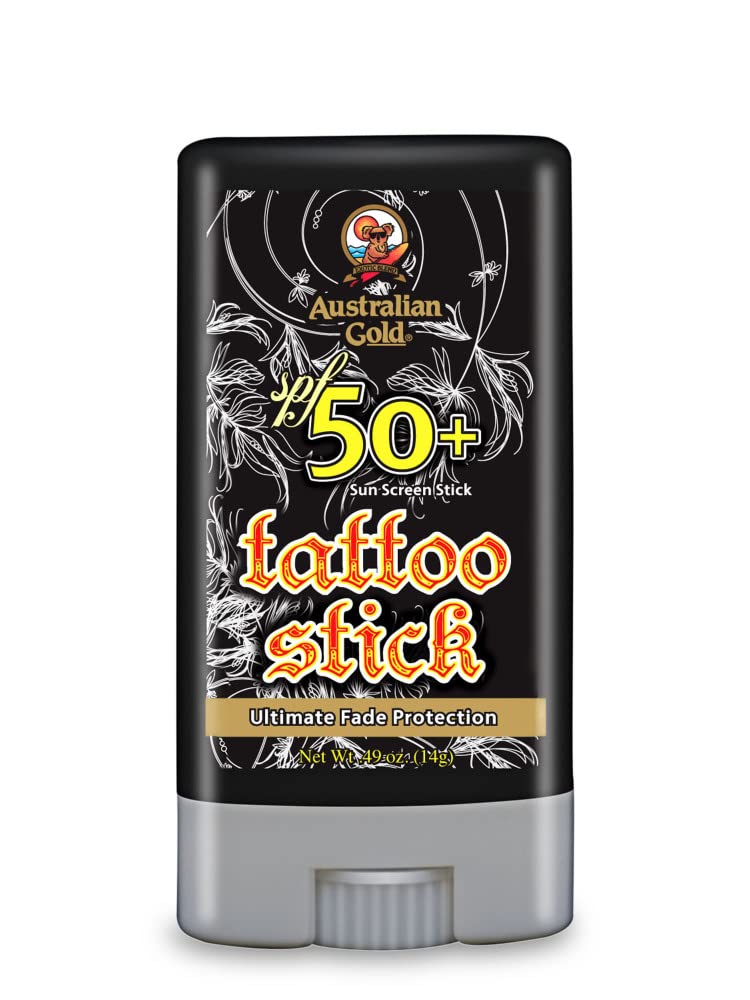 Bâton tatouage SPF 50 Australian Gold en action pour une protection pratique sur les tatouages.