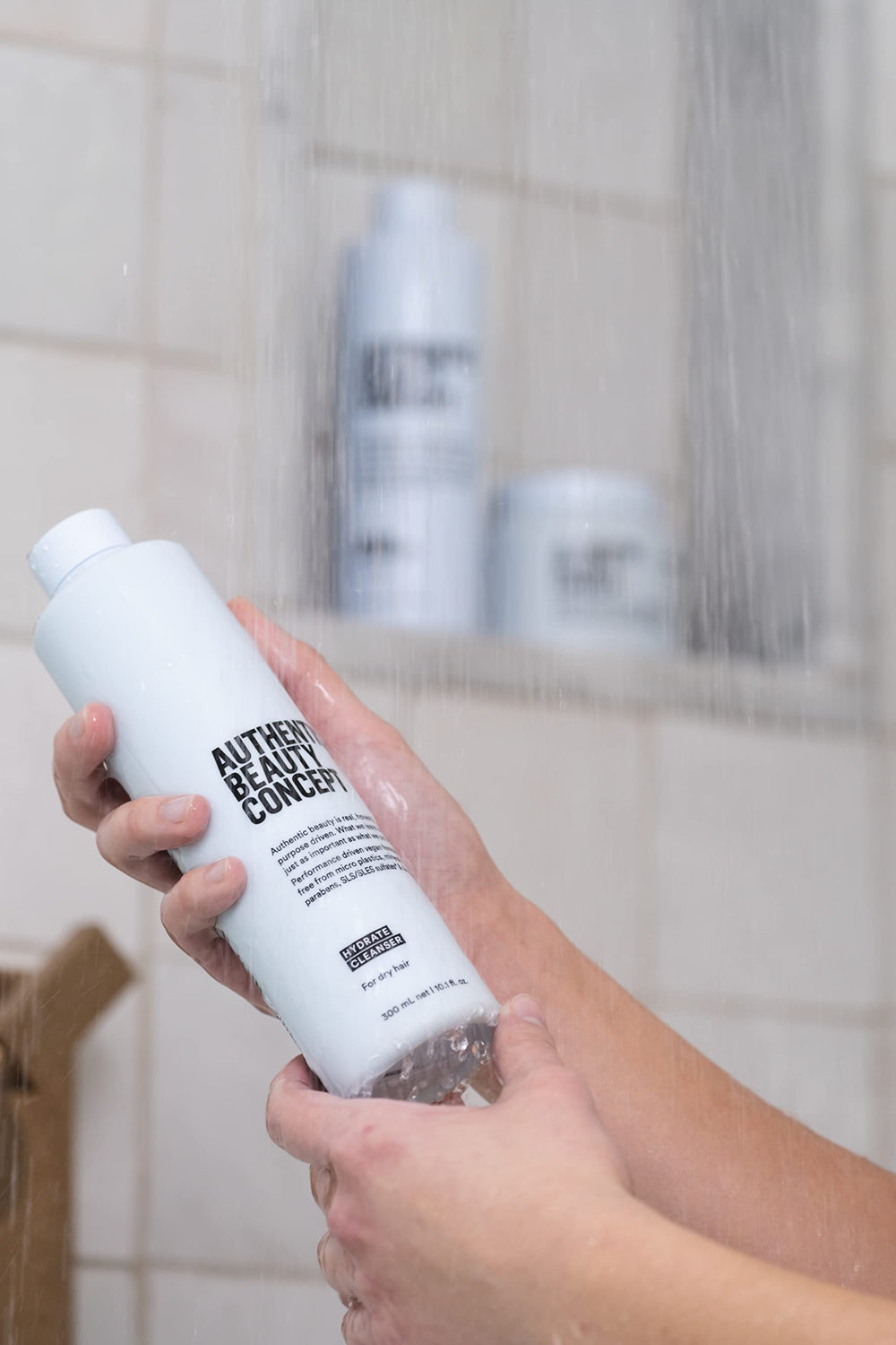 Utilisation quotidienne avec Hydrate Cleanser pour routine capillaire simplifiée.