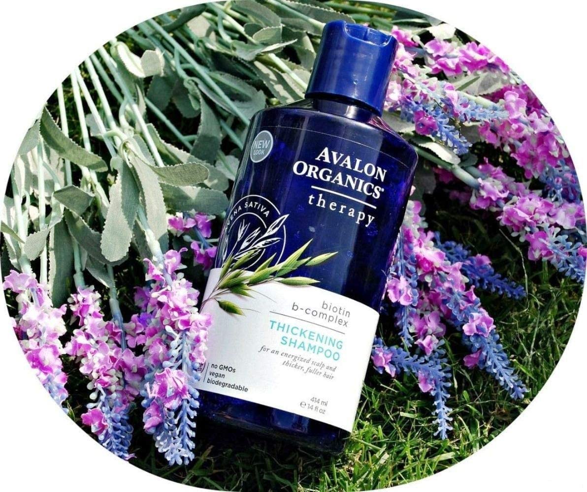 Texture crémeuse du shampooing Avalon Biotine B-Complex pour cheveux plus épais.