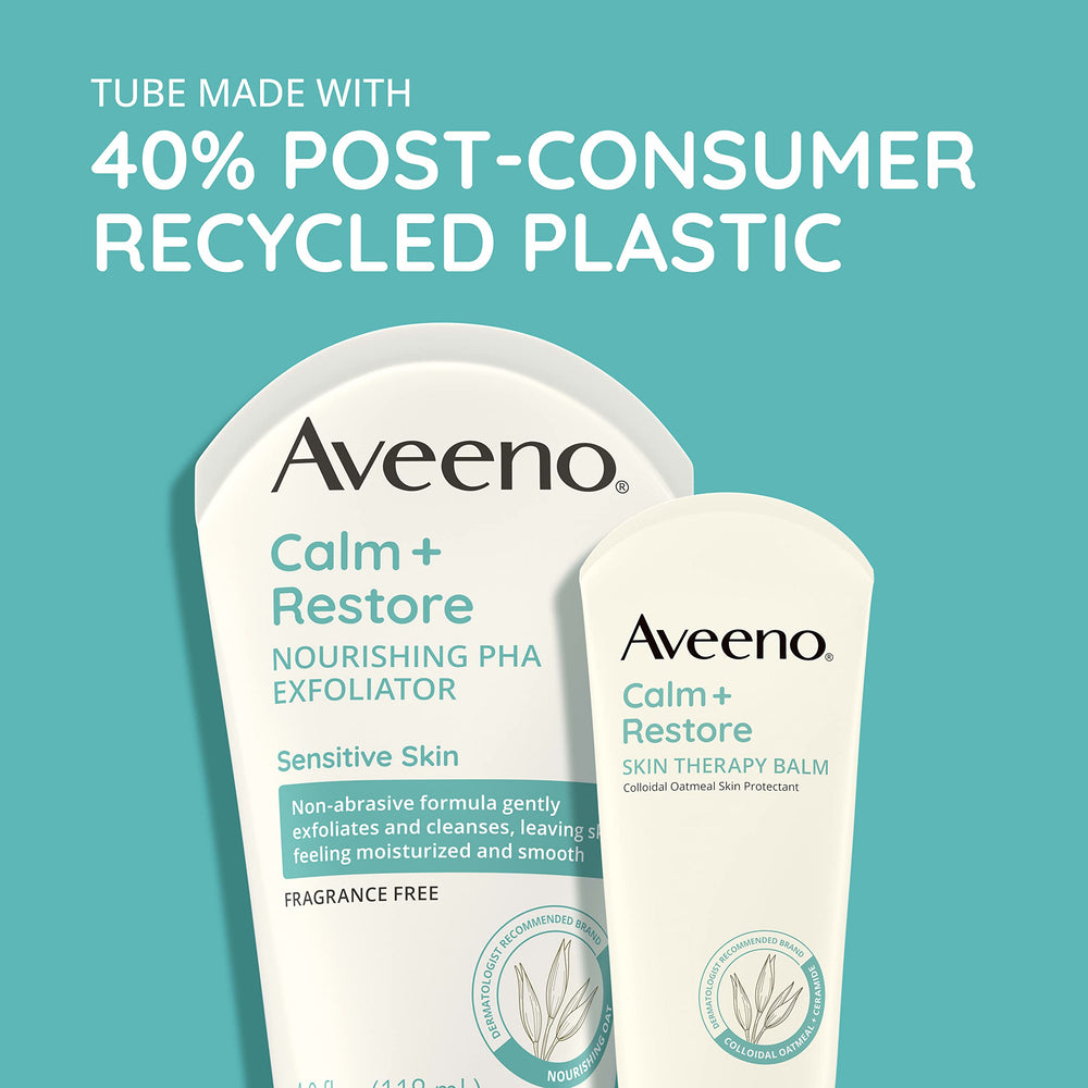 Application Aveeno Calm + Restore sur peau sensible pour exfolier en douceur.