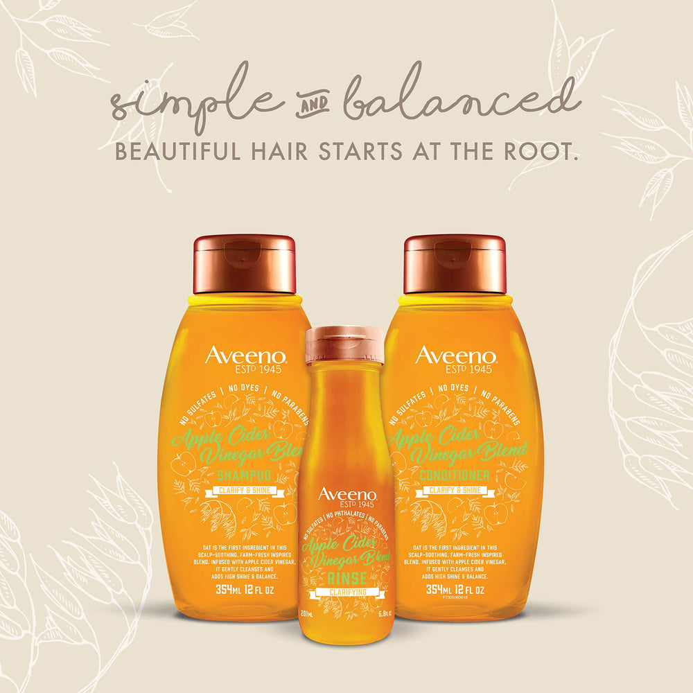 Aveeno, flacon clair dans la douche suggérant une routine capillaire douce.