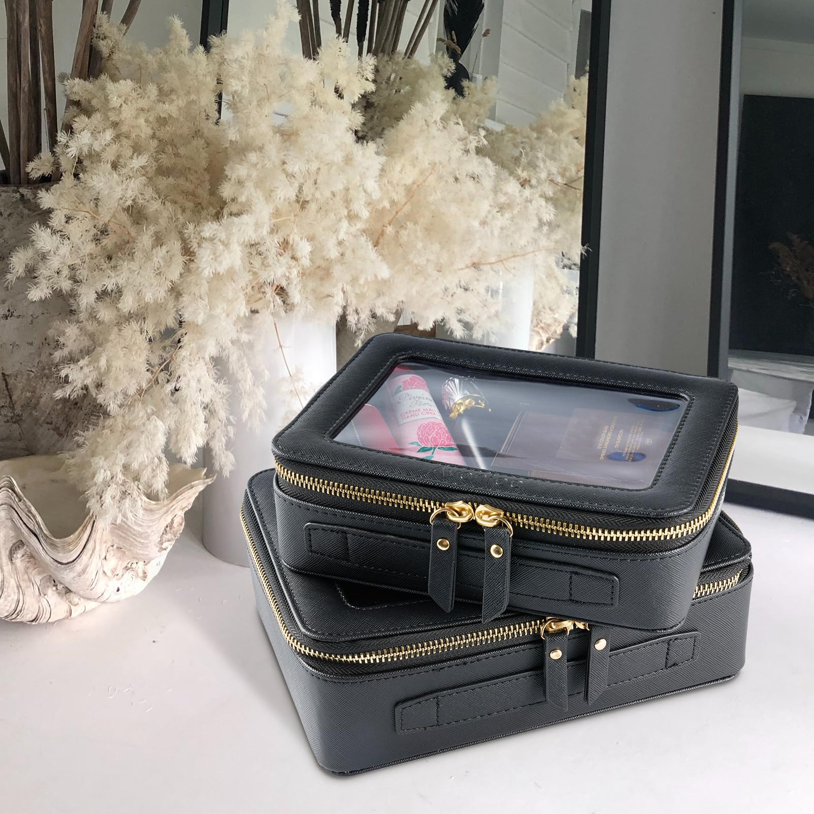 Rangement multi-usage pour maquillage, soins et accessoires.