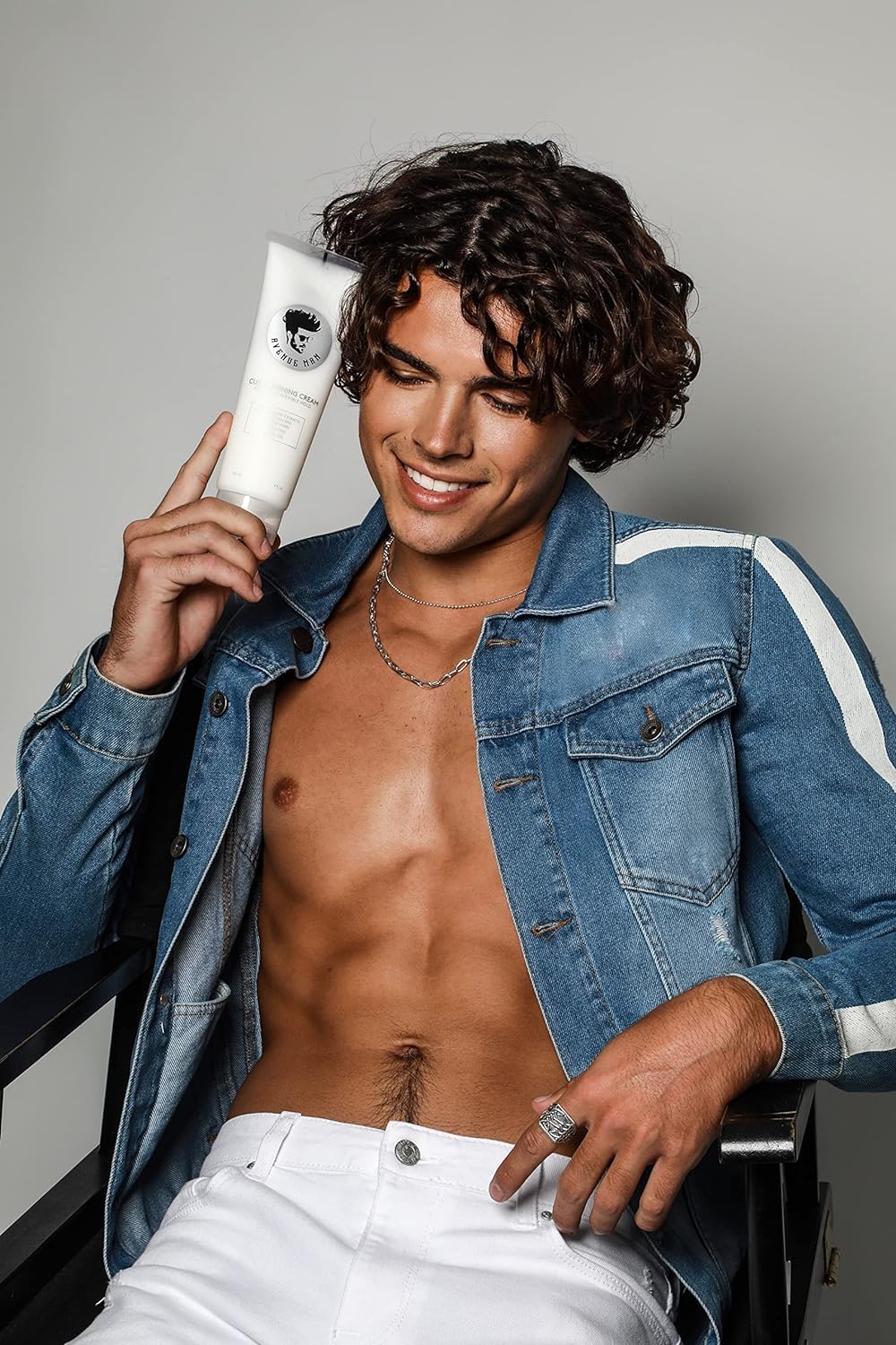 Cheveux bouclés d'un homme avec la Crème Définissante Avenue Man.