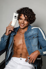 Cheveux bouclés d'un homme avec la Crème Définissante Avenue Man.