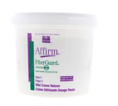 Application nette de la crème relaxante Avlon Affirm Fiberguard pour un traitement contrôlé.
