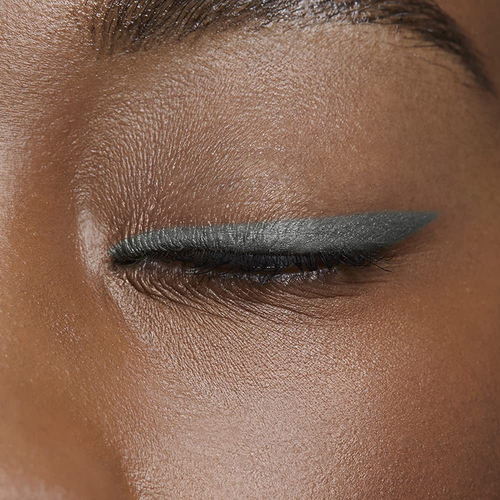 AVON Glimmerstick, glisse douce pour un maquillage précis sans accrocs.