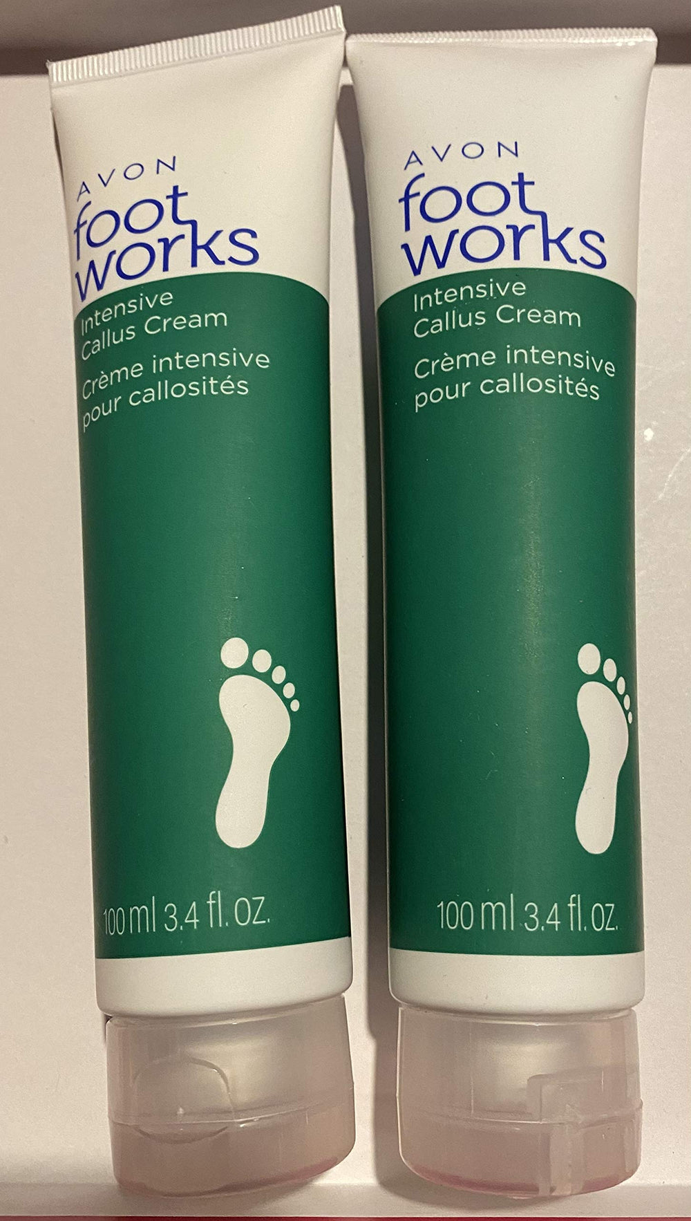 Crème pieds Avon menthe intense dans un tube, hydratation et douceur ciblée.