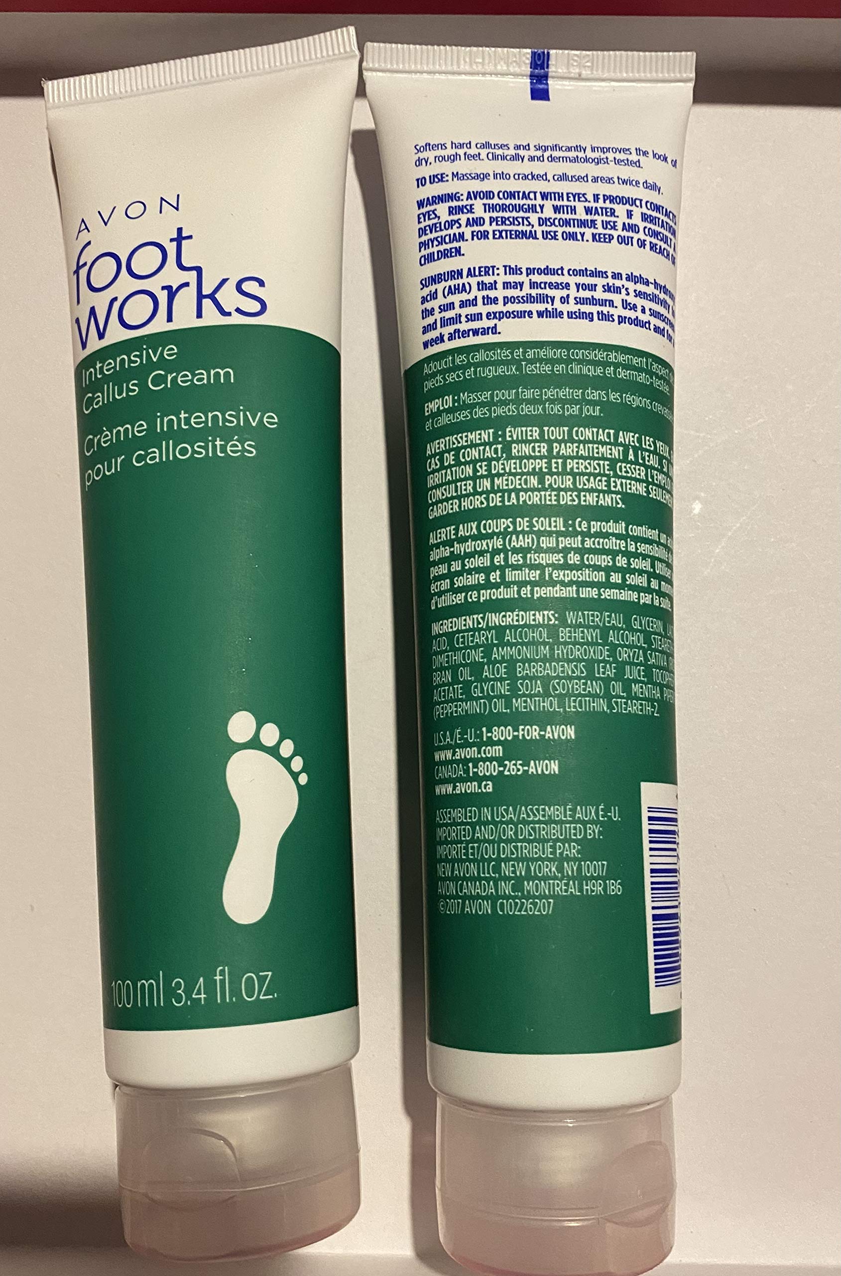 Crème pieds Avon menthe, texture facile à appliquer pour le soin quotidien des callosités.