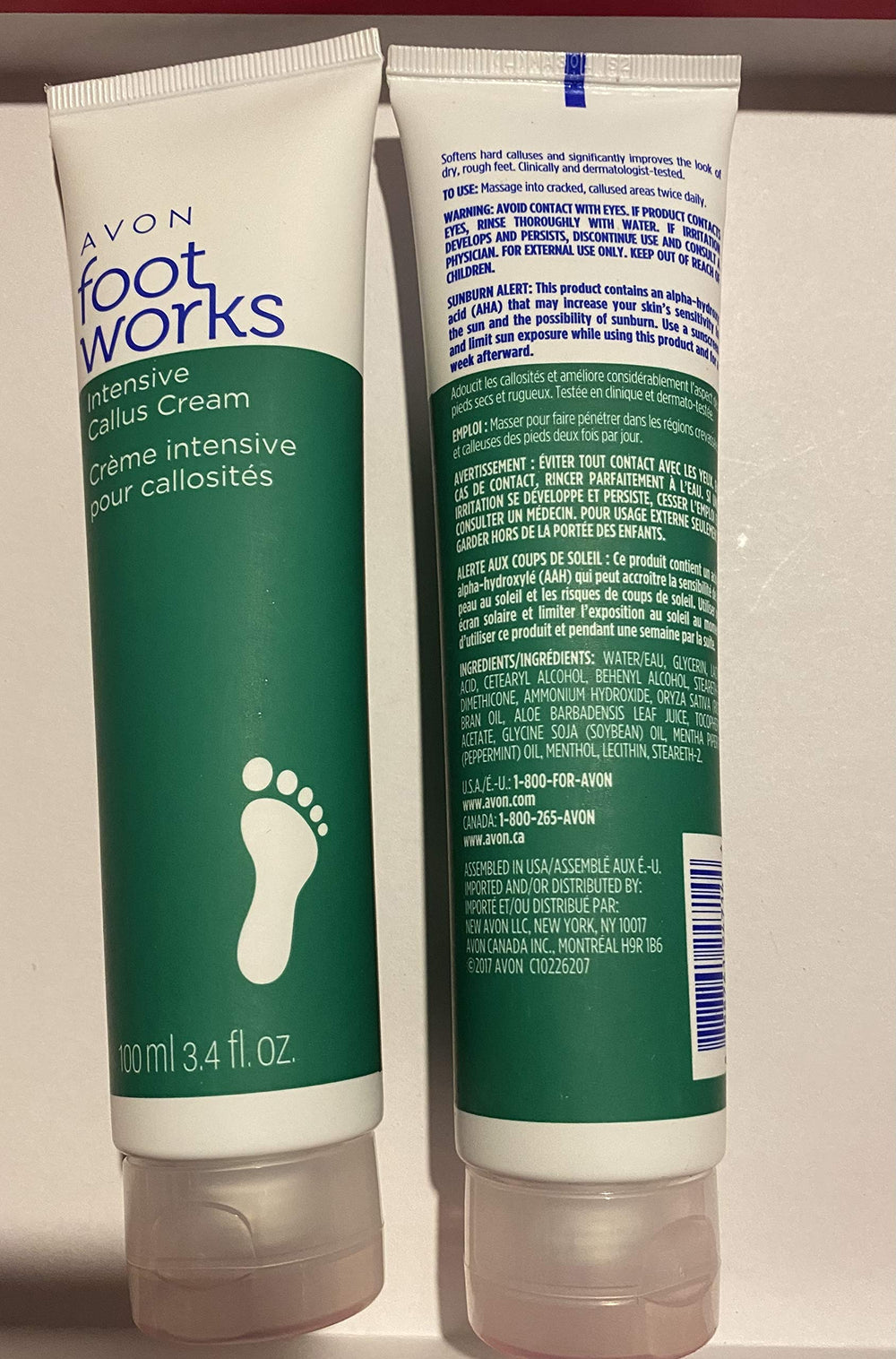 Crème pieds Avon menthe, texture facile à appliquer pour le soin quotidien des callosités.