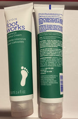 Crème pieds Avon menthe, texture facile à appliquer pour le soin quotidien des callosités.
