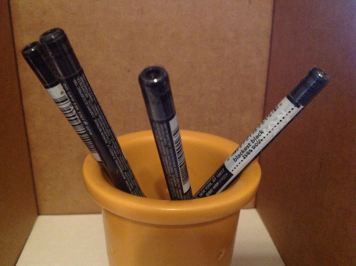 AVON Glimmersticks Crayon Yeux Noir Intense Crème, application lisse et longue tenue.