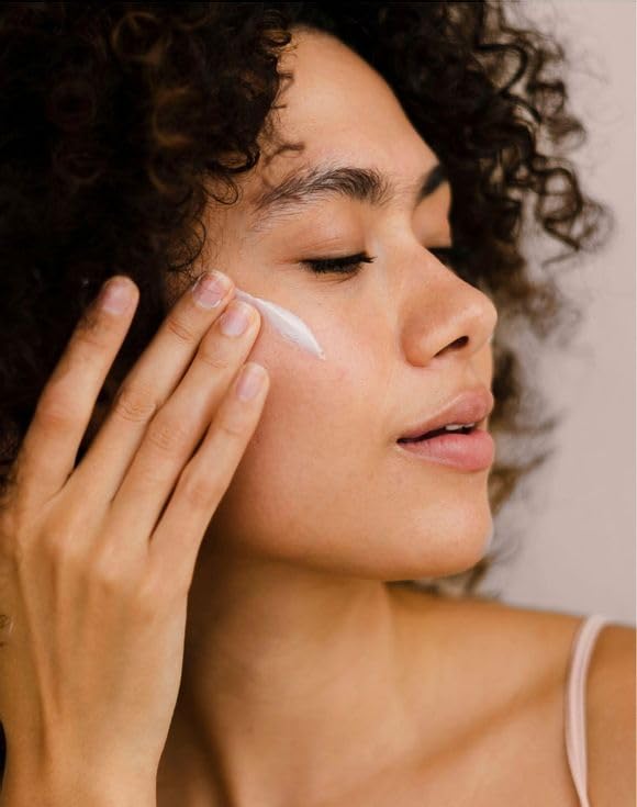 AVON Solutions Crème Nourrissante Visage – pot pratique pour usage quotidien.