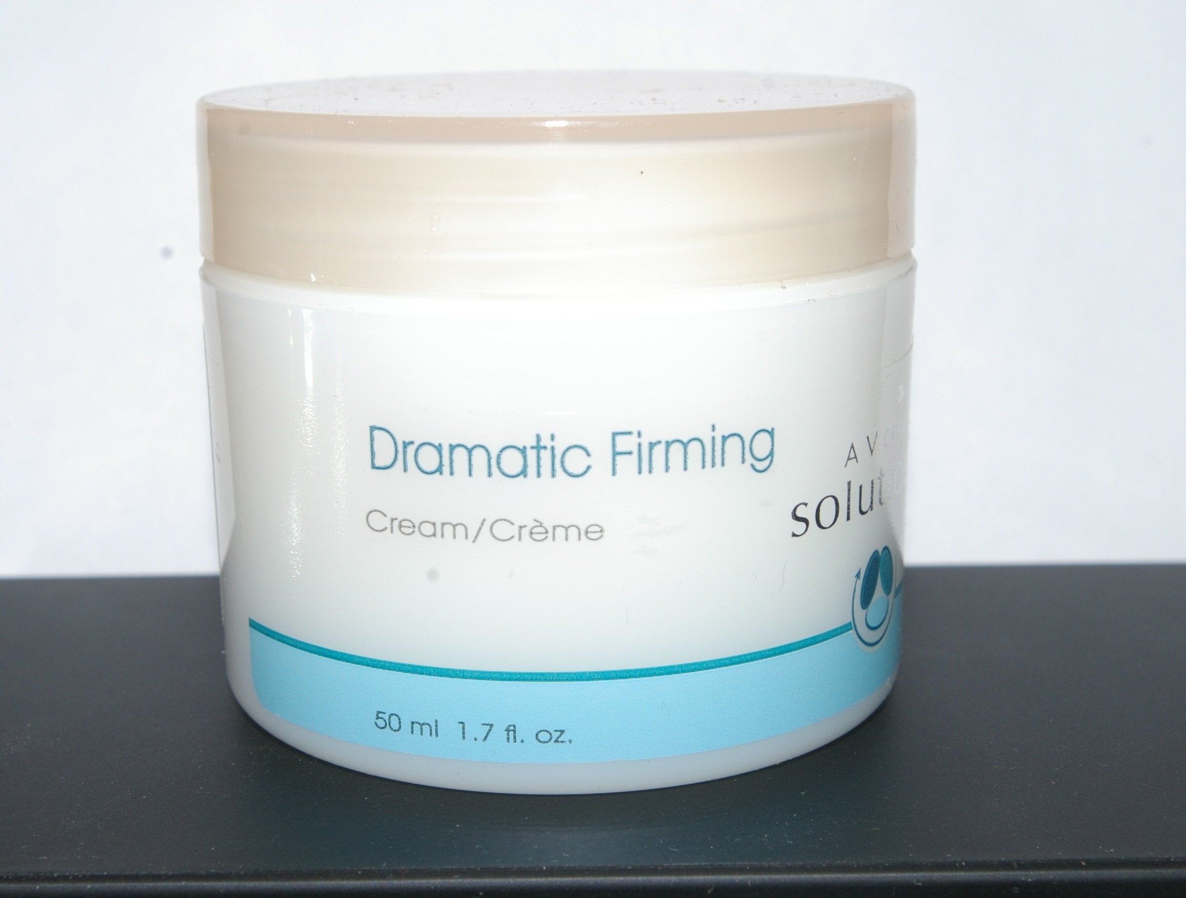 AVON Solutions Crème Raffermissante: texture onctueuse pour peau plus ferme.